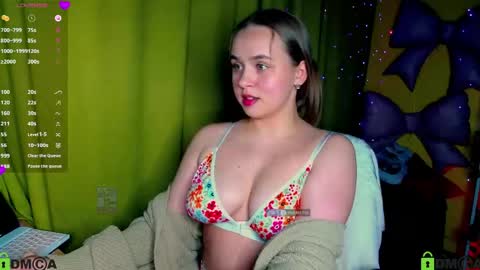 Snapshot of lilysweet13 chatting on May 17, 9:33 pm Lily online show from May 17, 9:33 pm