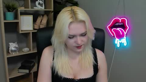 Snapshot of lilysweetxo chatting on March 29, 1:22 pm Lily online show from March 29, 1:22 pm