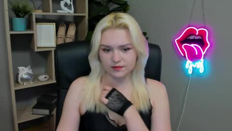 Snapshot of lilysweetxo chatting on March 30, 6:25 am Lily online show from March 30, 6:25 am