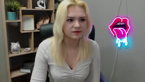 Snapshot of lilysweetxo chatting on March 31, 6:58 am Lily online show from March 31, 6:58 am