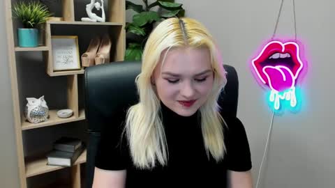 Snapshot of lilysweetxo chatting on April 2, 1:31 pm Lily online show from April 2, 1:31 pm
