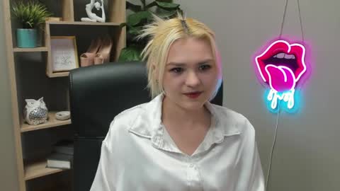 Snapshot of lilysweetxo chatting on April 3, 6:33 am Lily online show from April 3, 6:33 am