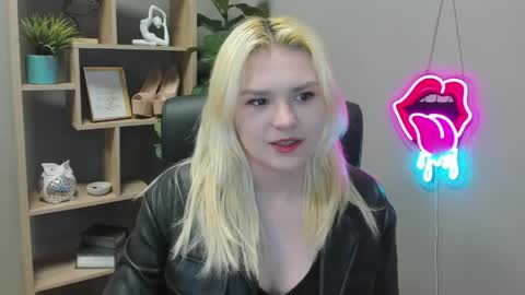 Snapshot of lilysweetxo chatting on April 7, 6:36 am Lily online show from April 7, 6:36 am