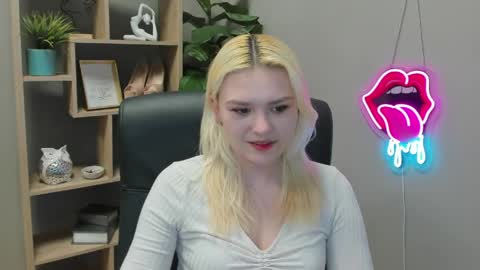 Snapshot of lilysweetxo chatting on April 8, 1:33 pm Lily online show from April 8, 1:33 pm