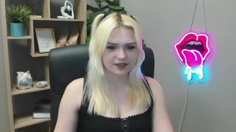 Snapshot of lilysweetxo chatting on April 9, 1:27 pm Lily online show from April 9, 1:27 pm
