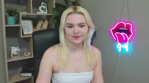 Snapshot of lilysweetxo chatting on April 11, 7:13 am Lily online show from April 11, 7:13 am