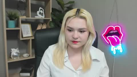 Snapshot of lilysweetxo chatting on April 13, 6:19 am Lily online show from April 13, 6:19 am
