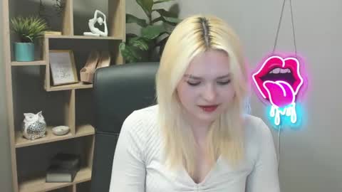 Snapshot of lilysweetxo chatting on April 14, 6:41 am Lily online show from April 14, 6:41 am