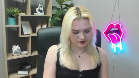 Snapshot of lilysweetxo chatting on April 15, 6:31 am Lily online show from April 15, 6:31 am