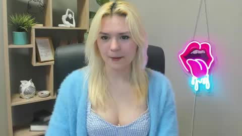 Snapshot of lilysweetxo chatting on April 16, 6:47 am Lily online show from April 16, 6:47 am
