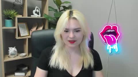 Snapshot of lilysweetxo chatting on April 20, 6:27 am Lily online show from April 20, 6:27 am