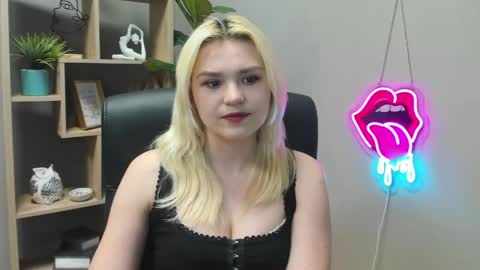 Snapshot of lilysweetxo chatting on April 22, 7:00 am Lily online show from April 22, 7:00 am