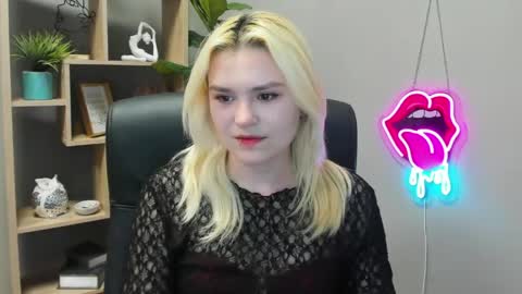 Snapshot of lilysweetxo chatting on April 23, 7:09 am Lily online show from April 23, 7:09 am
