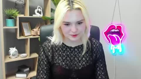 Snapshot of lilysweetxo chatting on April 23, 12:29 pm Lily online show from April 23, 12:29 pm