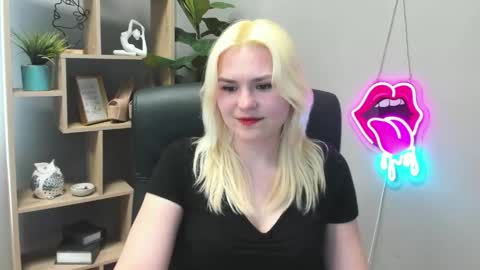 Snapshot of lilysweetxo chatting on April 27, 2:04 pm Lily online show from April 27, 2:04 pm