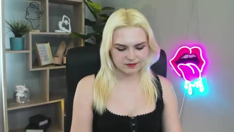 Snapshot of lilysweetxo chatting on April 28, 2:22 pm Lily online show from April 28, 2:22 pm