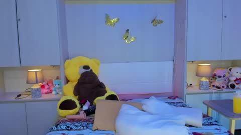 Snapshot of lilywhitee1 chatting on April 18, 9:15 pm lilywhitee1 online show from April 18, 9:15 pm