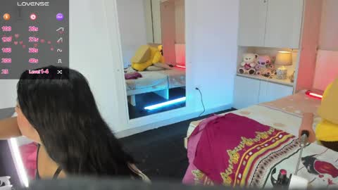 Snapshot of lilywhitee1 chatting on April 30, 4:19 am lilywhitee1 online show from April 30, 4:19 am
