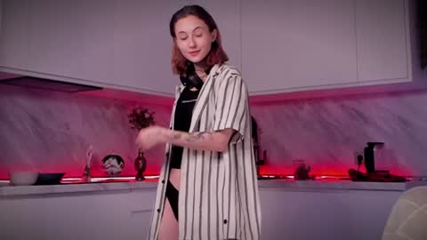 Snapshot of lina_n_kitty chatting on December 14, 11:18 am Lina - online show from December 14, 11:18 am