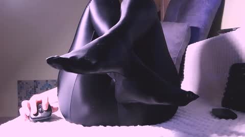 Snapshot of lina_owl chatting on December 13, 11:28 pm Lina online show from December 13, 11:28 pm