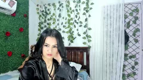 Snapshot of lina_paola chatting on October 5, 2:10 am paola online show from October 5, 2:10 am