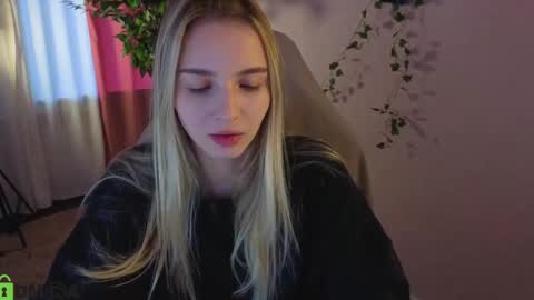 Snapshot of lina_reeds chatting on May 15, 2:29 am LINA online show from May 15, 2:29 am