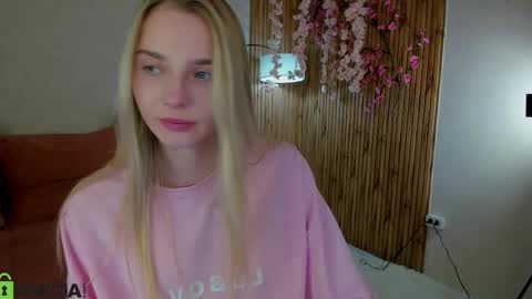Snapshot of lina_reeds chatting on May 19, 1:11 am LINA online show from May 19, 1:11 am