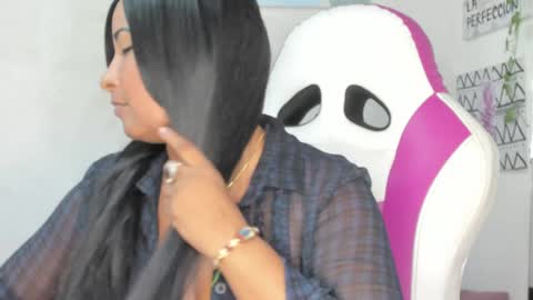 LINA SANCHEZ online show from December 3, 7:00 pm