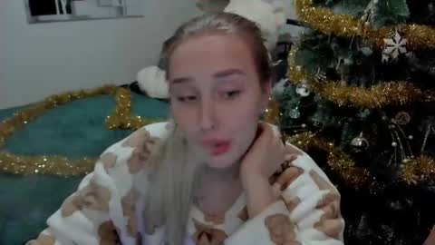 Lina online show from December 25, 9:00 pm