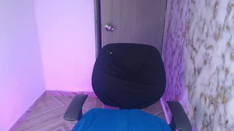 Snapshot of lincy_honeyy chatting on April 4, 4:44 am lincy_honeyy online show from April 4, 4:44 am