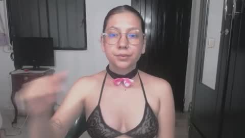Snapshot of linda_naomi chatting on April 15, 11:49 pm naomi online show from April 15, 11:49 pm