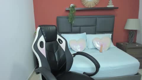 Snapshot of linda_rios_ chatting on December 19, 1:07 pm L I N D A online show from December 19, 1:07 pm