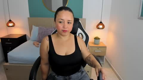 Snapshot of linda_rios_ chatting on February 18, 7:09 pm L I N D A online show from February 18, 7:09 pm