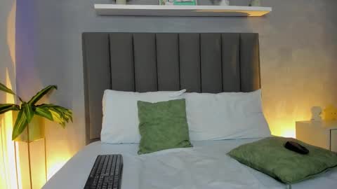 Snapshot of lindaa_natashaa chatting on November 22, 3:49 am L I N D A online show from November 22, 3:49 am