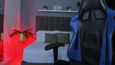 Snapshot of lindaa_natashaa chatting on December 2, 2:17 am L I N D A online show from December 2, 2:17 am