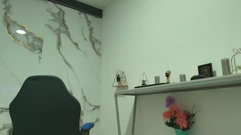  Lindsey  online show from February 11, 11:04 am