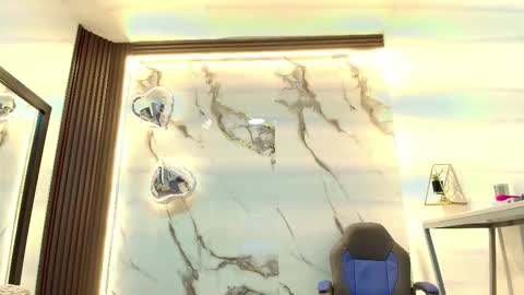  Lindsey  online show from February 17, 11:50 am