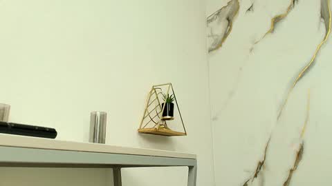  Lindsey  online show from March 5, 11:50 am