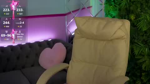 Snapshot of lindsyrawr chatting on July 11, 7:22 am Lindsy online show from July 11, 7:22 am