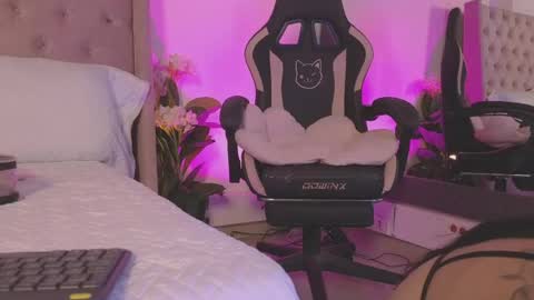 Snapshot of linoshka_1 chatting on April 16, 8:20 pm Luciana online show from April 16, 8:20 pm