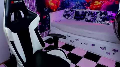 Tina online show from July 31, 5:45 pm