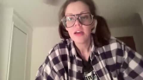 Snapshot of linusloves chatting on April 1, 7:44 pm linusloves online show from April 1, 7:44 pm