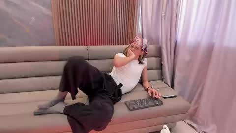 Snapshot of lior_evan chatting on November 14, 11:42 am Lior evan online show from November 14, 11:42 am