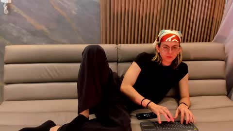 Snapshot of lior_evan chatting on December 4, 11:30 am Lior evan online show from December 4, 11:30 am