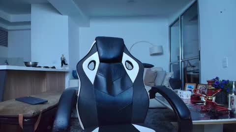 Snapshot of liorvante chatting on February 22, 5:51 am Lior Vante online show from February 22, 5:51 am