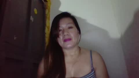 Snapshot of lipsofangel16 chatting on December 8, 3:24 pm im cherry online show from December 8, 3:24 pm