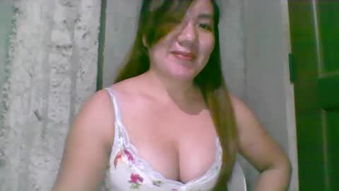 Snapshot of lipsofangel16 chatting on January 6, 4:44 pm im cherry online show from January 6, 4:44 pm