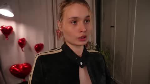 Snapshot of lisa_schiele chatting on February 14, 8:49 pm Elisabeth or Lisa online show from February 14, 8:49 pm