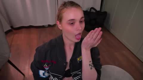 Snapshot of lisa_schiele chatting on February 17, 8:15 pm Elisabeth or Lisa online show from February 17, 8:15 pm