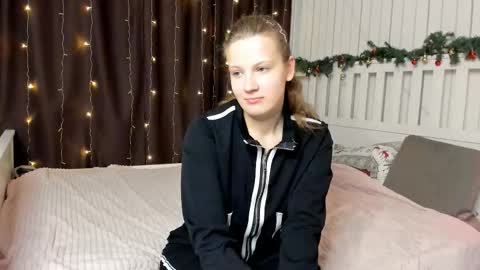 Snapshot of lisabethwaybright chatting on February 15, 7:43 pm Cate online show from February 15, 7:43 pm